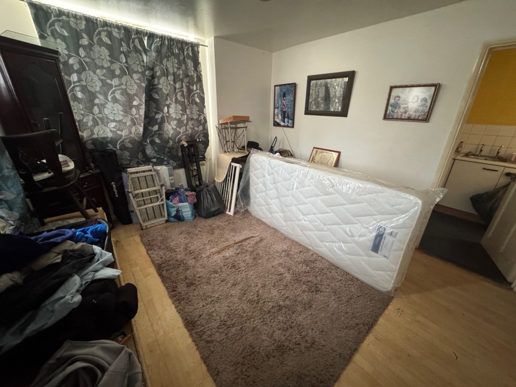 Lot: 131 - FREEHOLD INVESTMENT OF TWO FLATS - Ground floor flat - reception room